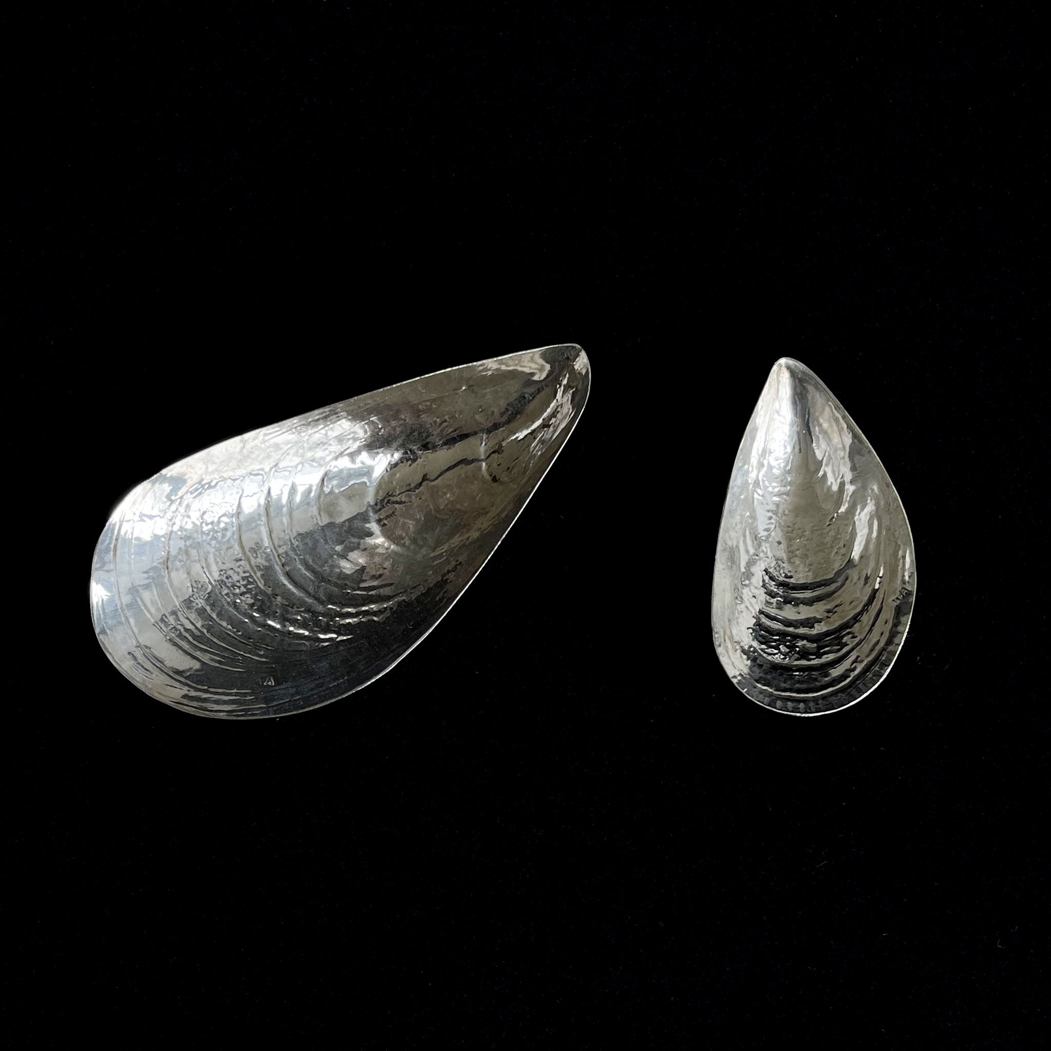 Set of 2 delicate silver mussel shell plates, 1960s.