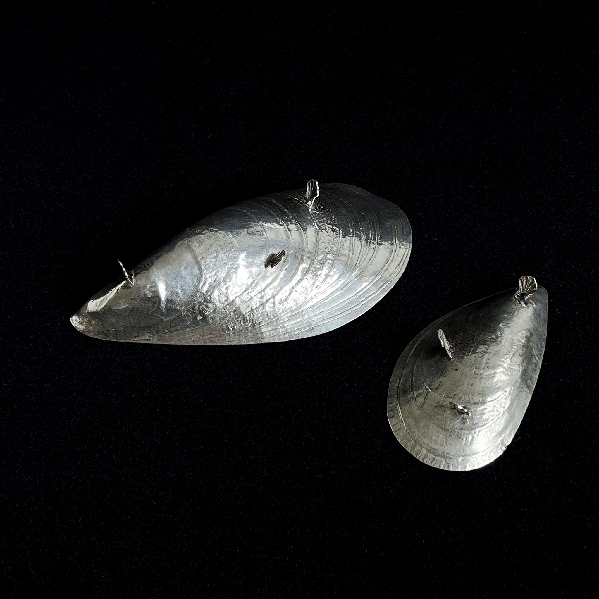 Set of 2 delicate silver mussel shell plates, 1960s.