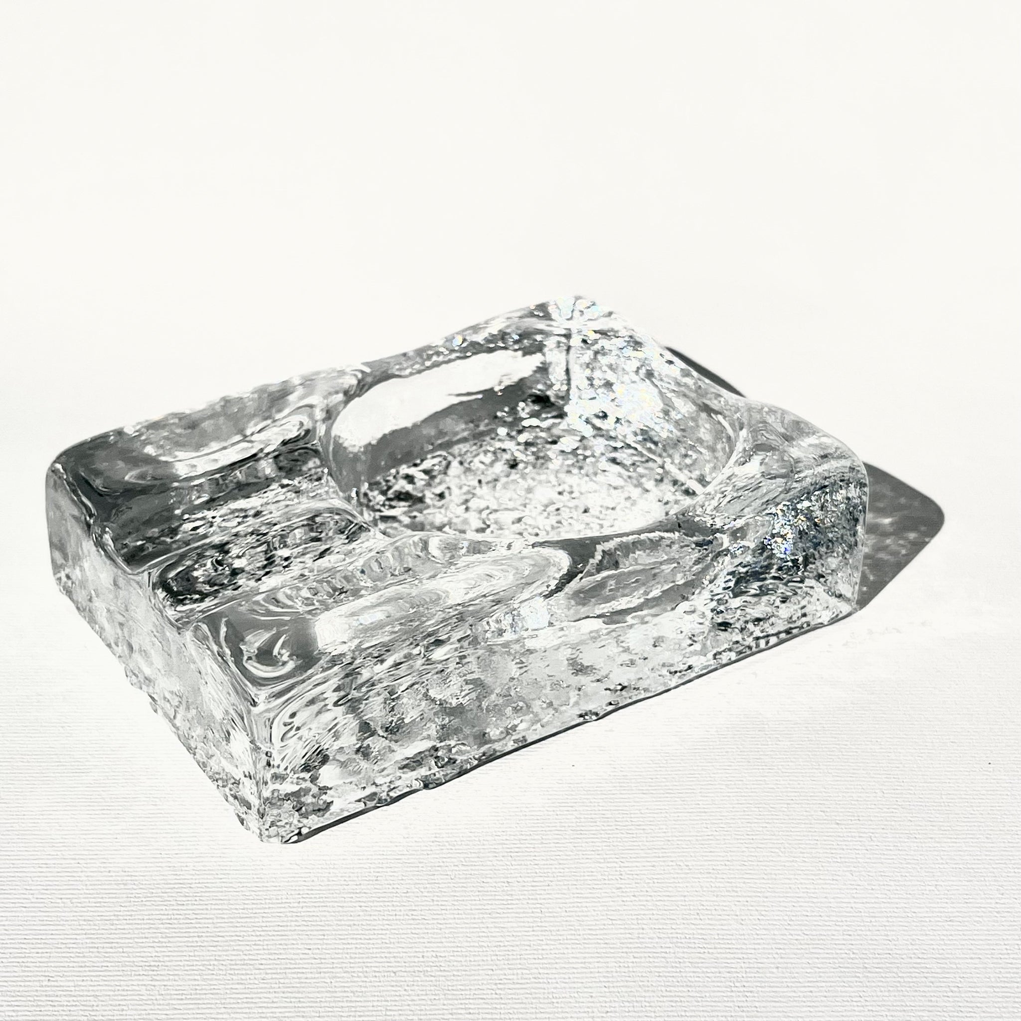 Ice-like ashtray by Rolf Sinnemark for Kosta Boda, Sweden, 1980s.