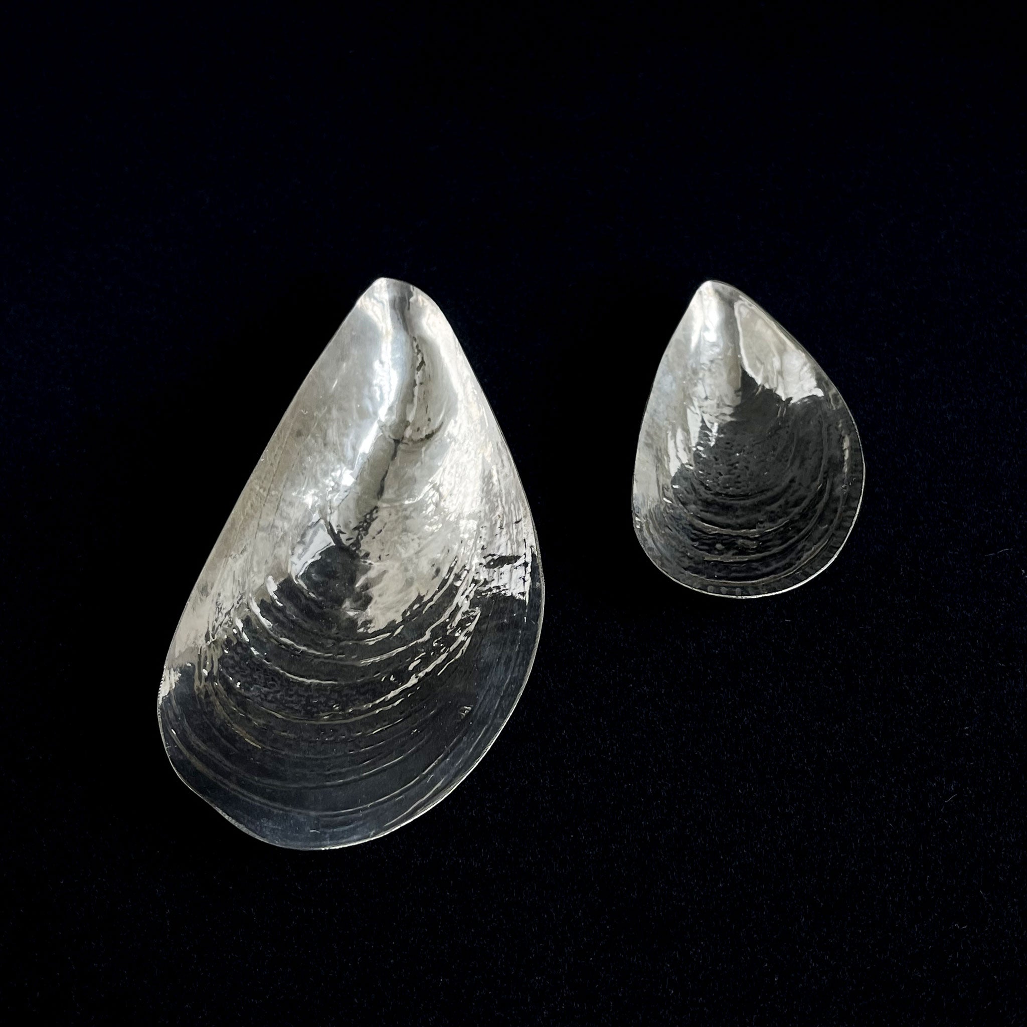 Set of 2 delicate silver mussel shell plates, 1960s.